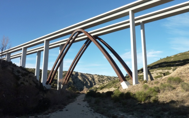 Gran puente de 504 metros de longitud y once vanos inaugurado en 2006, y construido en el paraje del Ostillejo, cerca del corral de Los Picayos. Tiene una altura de unos 70 m. sobre el río.